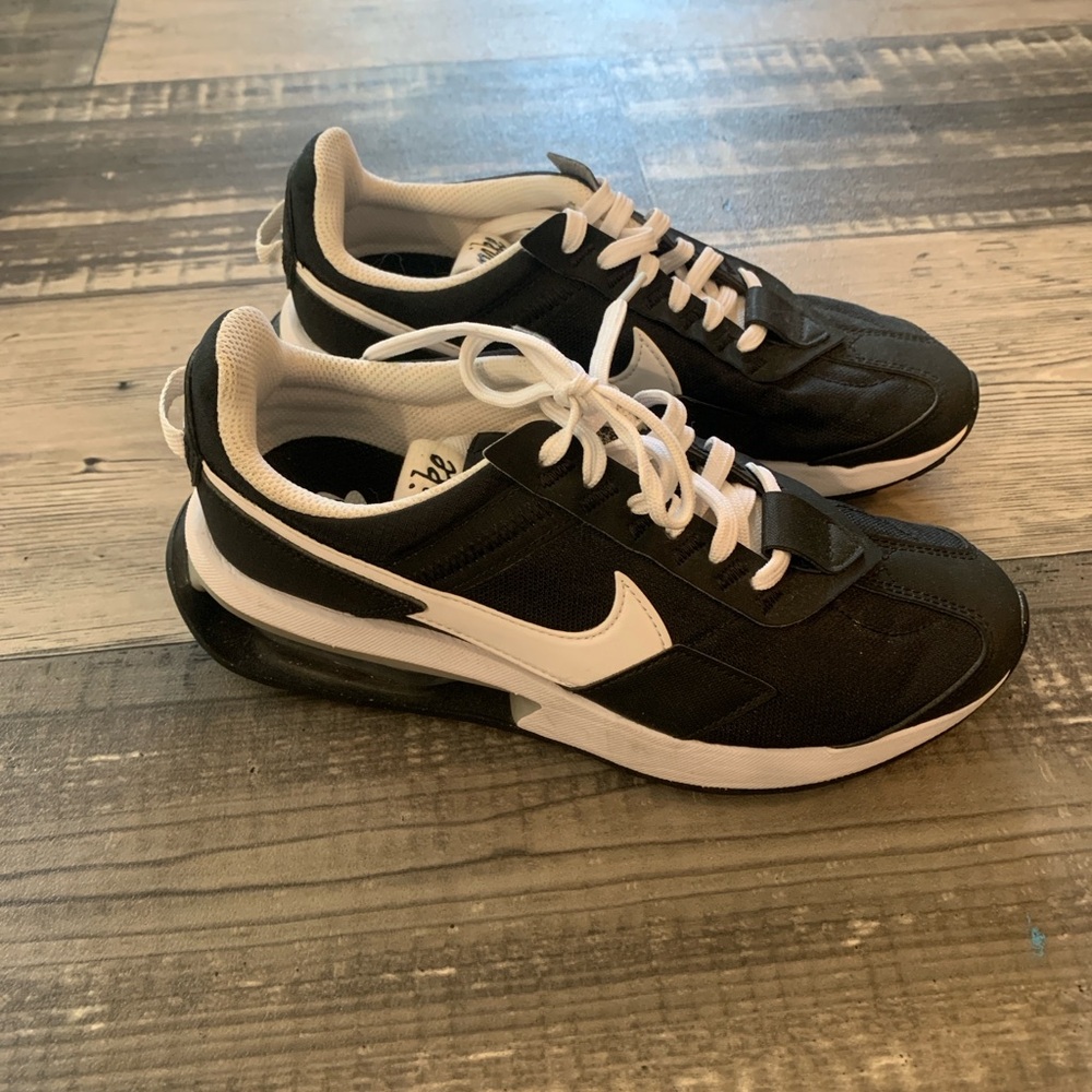 Nike Black and White Sleek Sneakers NWOT